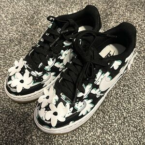 Girls floral Nike sneaker, size 1. Kept in great condition. Black/white/green.